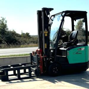 carrello elevatore elettrico - muletto verde in esterno