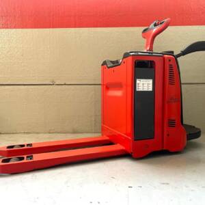 transpallet elettrico rosso in interno