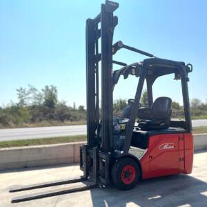 carrello elevatore frontale elettrico - muletto rosso con seduta in esterno