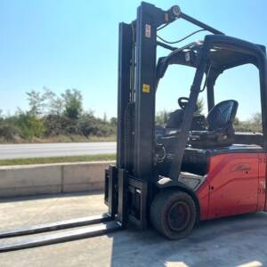 carrello elevatore frontale elettrico rosso mina carrelli in esterno