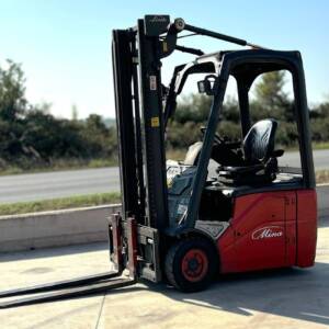carrello elevatore elettrico - muletto rosso in esterno