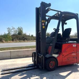 carrello elevatore frontale elettrico - muletto rosso con seduta rosso